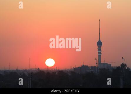 200107 -- BAGHDAD, 7 gennaio 2020 -- foto scattata il 7 gennaio 2020 mostra lo skyline di Baghdad, capitale dell'Iraq. Baghdad è sotto i riflettori dopo che il generale iraniano Qassem Soleimani, ex comandante del Quds Force of Iran's Islamic Revolution Guards Corps, è stato ucciso in un attacco aereo degli Stati Uniti vicino all'aeroporto internazionale di Baghdad il 3 gennaio. IRAQ-BAGHDAD-SUNSET ZhangxMiao PUBLICATIONxNOTxINxCHN Foto Stock