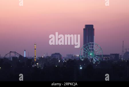 200107 -- BAGHDAD, 7 gennaio 2020 -- foto scattata il 7 gennaio 2020 mostra lo skyline di Baghdad, capitale dell'Iraq. Baghdad è sotto i riflettori dopo che il generale iraniano Qassem Soleimani, ex comandante del Quds Force of Iran's Islamic Revolution Guards Corps, è stato ucciso in un attacco aereo degli Stati Uniti vicino all'aeroporto internazionale di Baghdad il 3 gennaio. IRAQ-BAGHDAD-SUNSET ZhangxMiao PUBLICATIONxNOTxINxCHN Foto Stock