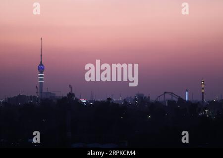 200107 -- BAGHDAD, 7 gennaio 2020 -- foto scattata il 7 gennaio 2020 mostra lo skyline di Baghdad, capitale dell'Iraq. Baghdad è sotto i riflettori dopo che il generale iraniano Qassem Soleimani, ex comandante del Quds Force of Iran's Islamic Revolution Guards Corps, è stato ucciso in un attacco aereo degli Stati Uniti vicino all'aeroporto internazionale di Baghdad il 3 gennaio. IRAQ-BAGHDAD-SUNSET ZhangxMiao PUBLICATIONxNOTxINxCHN Foto Stock