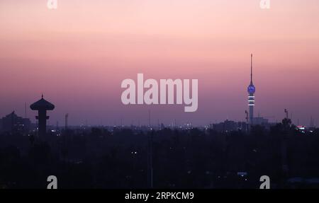 200107 -- BAGHDAD, 7 gennaio 2020 -- foto scattata il 7 gennaio 2020 mostra lo skyline di Baghdad, capitale dell'Iraq. Baghdad è sotto i riflettori dopo che il generale iraniano Qassem Soleimani, ex comandante del Quds Force of Iran's Islamic Revolution Guards Corps, è stato ucciso in un attacco aereo degli Stati Uniti vicino all'aeroporto internazionale di Baghdad il 3 gennaio. IRAQ-BAGHDAD-SUNSET ZhangxMiao PUBLICATIONxNOTxINxCHN Foto Stock