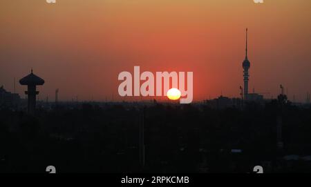 200107 -- BAGHDAD, 7 gennaio 2020 -- foto scattata il 7 gennaio 2020 mostra lo skyline di Baghdad, capitale dell'Iraq. Baghdad è sotto i riflettori dopo che il generale iraniano Qassem Soleimani, ex comandante del Quds Force of Iran's Islamic Revolution Guards Corps, è stato ucciso in un attacco aereo degli Stati Uniti vicino all'aeroporto internazionale di Baghdad il 3 gennaio. IRAQ-BAGHDAD-SUNSET ZhangxMiao PUBLICATIONxNOTxINxCHN Foto Stock