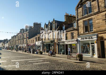 La strada acciottolata in Market Street, St Andrews, Fife, Scozia Foto Stock
