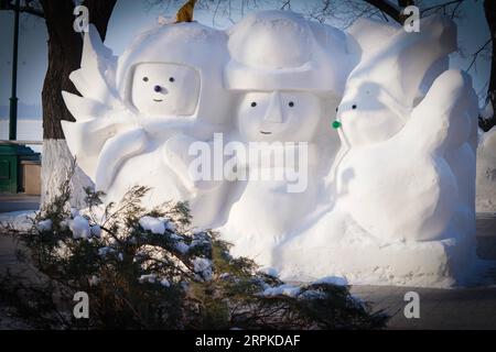 200108 -- HARBIN, 8 gennaio 2020 -- tre pupazzi di neve sono visti sulla riva del fiume Songhua ad Harbin, capitale della provincia di Heilongjiang della Cina nord-orientale, 2 gennaio 2020. Ogni inverno, Harbin ospiterà una serie di gare di scultura su ghiaccio. Dal 7 dicembre 2019, i lavoratori raccolgono e deliziano il ghiaccio e gli artisti lavorano a sculture con squisita maestria artigianale. Grazie a questi creatori di ghiaccio e neve, Harbin ha presentato un magnifico scenario di ghiaccio e neve ai visitatori di tutto il mondo. CHINA-HARBIN-ICE E LAVORATORI DELLA NEVE E ARTISTI CN WANGXSONG PUBLICATIONXNOTXINXCHN Foto Stock