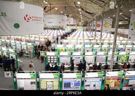 200109 -- DUBLINO, 9 gennaio 2020 Xinhua -- la gente partecipa a una mostra di giovani scienziati e tecnologia a Dublino, Irlanda, 8 gennaio 2020. BT Young Scientist and Technology Exhibition 2020, un concorso di quattro giorni di scienza e tecnologia per gli studenti delle scuole secondarie irlandesi, aperto qui mercoledì. XINHUA IRELAND-DUBLIN-YOUNG SCIENTIST-TECHNOLOGY-EXHIBITION PUBLICATIONXNOTXINXCHN Foto Stock