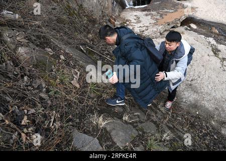 200109 -- BAOJI, 9 gennaio 2020 -- il vice direttore della stazione ma chi R è sulla strada di montagna per tornare alla stazione ferroviaria di Qingshiya con un collega in cima ai monti Qinling nella città di Baoji, nella provincia dello Shaanxi della Cina nord-occidentale, 7 gennaio 2020. La stazione ferroviaria di Qingshiya si trova sul picco dei monti Qinling sulla prima ferrovia elettrificata della Cina, Baoji - Chengdu Railway. Circondata da scogliere a strapiombo, la stazione delle nuvole è costituita da due soli binari e funge da breve sosta per i treni di passaggio sulla ferrovia. Per quanto piccola sia, la stazione ha tutti gli organi vitali. Garantire il funzionamento della ferrovia st Foto Stock