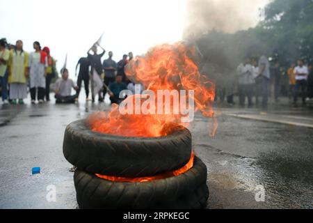 I membri e i sostenitori della TSF (Twipra Students Federation) stanno protestando e chiedendo l'introduzione di Kokborok in Roman script e l'approvazione del 125° Constitutional Amendment Bill durante il loro sciopero di 12 ore ad Agartala. Tripura, India. Foto Stock