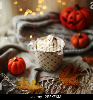 Composizione autunnale - Pumpkin Spice latte, foglie d'acero e zucche su sfondo nero, lay piatto creativo, vista dall'alto, spazio copia. Foto Stock