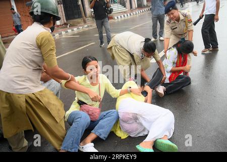 I membri e i sostenitori della TSF (Twipra Students Federation) stanno protestando e chiedendo l'introduzione di Kokborok in Roman script e l'approvazione del 125° Constitutional Amendment Bill durante il loro sciopero di 12 ore ad Agartala. Tripura, India. Foto Stock