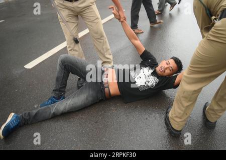 I membri e i sostenitori della TSF (Twipra Students Federation) stanno protestando e chiedendo l'introduzione di Kokborok in Roman script e l'approvazione del 125° Constitutional Amendment Bill durante il loro sciopero di 12 ore ad Agartala. Tripura, India. Foto Stock