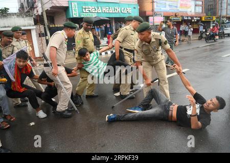 I membri e i sostenitori della TSF (Twipra Students Federation) stanno protestando e chiedendo l'introduzione di Kokborok in Roman script e l'approvazione del 125° Constitutional Amendment Bill durante il loro sciopero di 12 ore ad Agartala. Tripura, India. Foto Stock