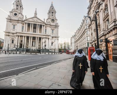 Londra, Regno Unito. 5 settembre 2023. Warner Bros stunt photocall, con 7 monache sinistre nel ponte del millennio e St Pauls, per pubblicizzare l'imminente uscita del film, The Nun II, l'8 settembre.Paul Quezada-Neiman/Alamy Live News Credit: Paul Quezada-Neiman/Alamy Live News Foto Stock