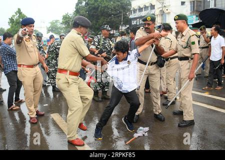 I membri e i sostenitori della TSF (Twipra Students Federation) stanno protestando e chiedendo l'introduzione di Kokborok in Roman script e l'approvazione del 125° Constitutional Amendment Bill durante il loro sciopero di 12 ore ad Agartala. Tripura, India. Foto Stock