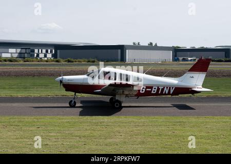 Piper PA-28-161 Cherokee Warrior II presso Wellesbourne Airfield, Warwickshire, Regno Unito (G-BTNV) Foto Stock