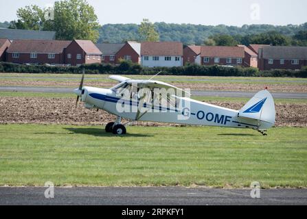 Piper PA-18-150 Super Cub a Wellesbourne Airfield, Warwickshire, Regno Unito (G-OOMF) Foto Stock