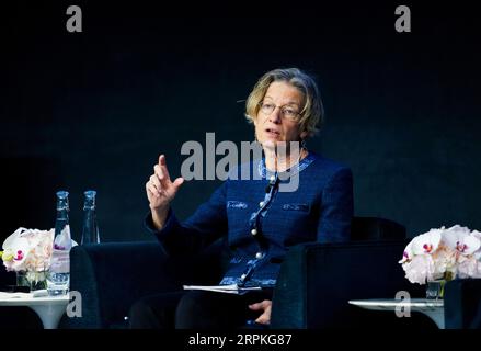 200110 -- NEW YORK, 10 gennaio 2020 -- Catherine Mann, capo economista globale di Citi, parla in un panel sul tema della previsione dell'economia cinese per il 2020 a New York, negli Stati Uniti, 9 gennaio 2020. La Cina è in grado di mantenere una crescita economica costante nell’anno a venire e oltre, sostenuta da molteplici forze trainanti, nonostante la crescente pressione al ribasso, hanno detto gli economisti. Tematizzato sulla previsione dell'economia cinese per il 2020, il panel tenutosi giovedì a New York ha visto la partecipazione di un gruppo di importanti economisti cinesi e americani, che hanno condiviso le loro intuizioni sulle tendenze macroeconomiche, sulle possibilità di riforma, così come Foto Stock