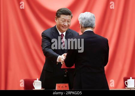 200110 -- PECHINO, 10 gennaio 2020 Xinhua -- il presidente cinese Xi Jinping, anche segretario generale del Comitato centrale del PCC del Partito Comunista Cinese e presidente della Commissione militare centrale, presenta un certificato a uno dei rappresentanti dei vincitori del premio durante una cerimonia annuale per onorare illustri scienziati, ingegneri e risultati di ricerca presso la grande sala del popolo di Pechino, capitale della Cina, 10 gennaio 2020. Foto di Sheng Jiapeng/Xinhua CHINA-BEIJING-TOP SCIENCE AWARD CN PUBLICATIONxNOTxINxCHN Foto Stock