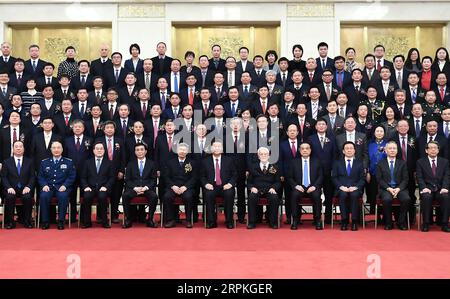 200110 -- PECHINO, 10 gennaio 2020 -- il presidente cinese Xi Jinping, anche segretario generale del Comitato centrale del PCC del Partito Comunista Cinese e presidente della Commissione militare centrale, e altri leader, tra cui li Keqiang, Wang Huning e Han Zheng, tutti i membri del Comitato permanente dell'Ufficio politico del Comitato centrale del CPC, presentano una foto di gruppo con i rappresentanti dei vincitori del premio prima di una cerimonia annuale per onorare illustri scienziati, ingegneri e risultati di ricerca presso la sala grande del popolo di Pechino, capitale della Cina, 10 gennaio 2020. CHINA-B. Foto Stock