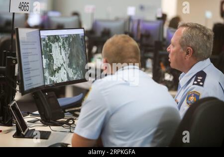 200110 -- SYDNEY, 10 gennaio 2020 -- il personale lavora presso la sede del New South Wales NSW Rural Fire Service a Sydney, Australia, 10 gennaio 2020. PER ANDARE CON Roundup: Il fuoco d'altura dell'Australia fannato dal calore estremo, vento AUSTRALIA-SYDNEY-NSW, IL SERVIZIO ANTINCENDIO RURALE BaixXuefei PUBLICATIONxNOTxINxCHN Foto Stock