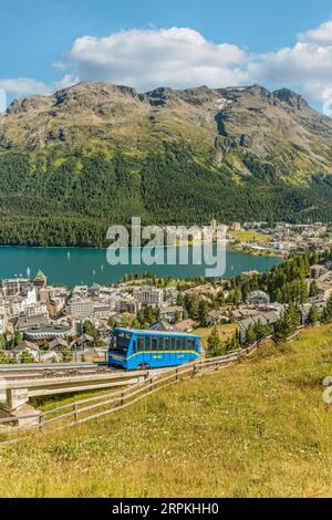 Funicolare di Chantarella che sale fino al monte Corviglia, St Moritz, Grigioni, Svizzera Foto Stock