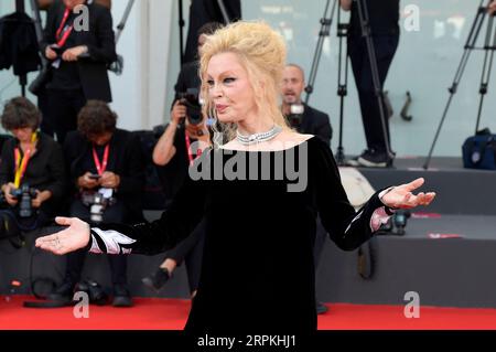 Patty Pravo partecipa al Red carpet del film di Priscilla al Venice Film Fest. Foto Stock