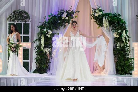 200112 -- TORONTO, 12 gennaio 2020 -- Un modelR presenta un abito da sposa durante il Canada 's Bridal Show 2020 a Toronto, Canada, 11 gennaio 2020. Lo spettacolo nuziale di tre giorni si è tenuto qui da venerdì a domenica. Foto di /Xinhua CANADA-TORONTO-ABITO DA SPOSA-SPETTACOLO NUZIALE ZouxZheng PUBLICATIONxNOTxINxCHN Foto Stock