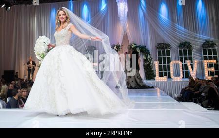 200112 -- TORONTO, 12 gennaio 2020 -- Una modella L presenta un abito da sposa durante il Canada 's Bridal Show 2020 a Toronto, Canada, 11 gennaio 2020. Lo spettacolo nuziale di tre giorni si è tenuto qui da venerdì a domenica. Foto di /Xinhua CANADA-TORONTO-ABITO DA SPOSA-SPETTACOLO NUZIALE ZouxZheng PUBLICATIONxNOTxINxCHN Foto Stock