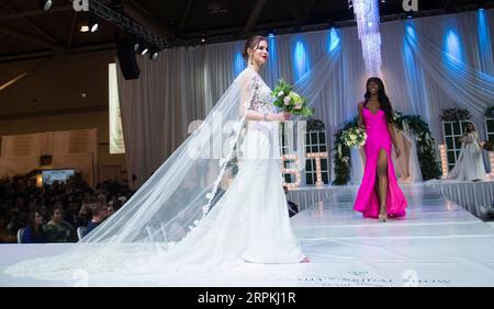 200112 -- TORONTO, 12 gennaio 2020 -- Una modella presenta un abito da sposa durante il Canada 's Bridal Show 2020 a Toronto, Canada, 11 gennaio 2020. Lo spettacolo nuziale di tre giorni si è tenuto qui da venerdì a domenica. Foto di /Xinhua CANADA-TORONTO-ABITO DA SPOSA-SPETTACOLO NUZIALE ZouxZheng PUBLICATIONxNOTxINxCHN Foto Stock