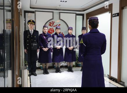 200112 -- HEFEI, 12 gennaio 2020 -- i membri dell'equipaggio del treno si preparano prima della partenza alla stazione ferroviaria sud di Hefei a Hefei, nella provincia di Anhui della Cina orientale, 12 gennaio 2020. Un gruppo di giovani dipendenti del personale ferroviario della sezione Hefei di China Railway Shanghai Group Co., Ltd. Ha fatto il suo debutto durante la corsa di viaggio del Festival di Primavera di recente. Cinque membri su sei di questa squadra sono nati nel 2000. Il 12 gennaio, il team post-2000 ha iniziato il suo lavoro durante la più grande migrazione annuale del paese sul treno G24 da Hefei a Pechino. CHINA-HEFEI-SPRING FESTIVAL-TRAVEL-RUSH-SERVICE STAFF-POST-2000 Foto Stock