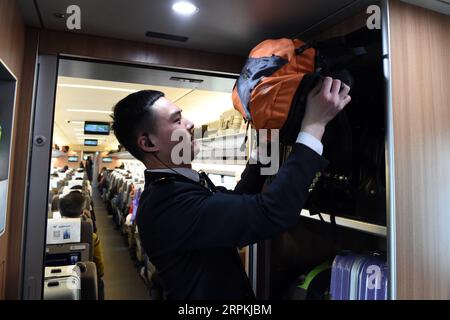 200112 -- HEFEI, 12 gennaio 2020 -- il membro dell'equipaggio del treno Liu Hengduo organizza i bagagli sul treno G24 da Hefei della provincia di Anhui della Cina orientale a Pechino, 12 gennaio 2020. Un gruppo di giovani dipendenti del personale ferroviario della sezione Hefei di China Railway Shanghai Group Co., Ltd. Ha fatto il suo debutto durante la corsa di viaggio del Festival di Primavera di recente. Cinque membri su sei di questa squadra sono nati nel 2000. Il 12 gennaio, il team post-2000 ha iniziato il suo lavoro durante la più grande migrazione annuale del paese sul treno G24 da Hefei a Pechino. Foto di /Xinhua CHINA-HEFEI-SPRING FESTIVAL-TRAVEL RUSH-SERVICE Foto Stock