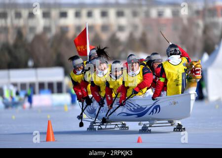 200113 -- PECHINO, 13 gennaio 2020 -- i giocatori del Team Jilin gareggiano durante la finale femminile di corsa rettilinea di 200 m della barca drago su ghiaccio dei 14 Giochi nazionali invernali cinesi nella regione autonoma della Mongolia interna della contea di Duolun, 12 gennaio 2020. Foto di /Xinhua XINHUA FOTO DEL GIORNO BeixHe PUBLICATIONxNOTxINxCHN Foto Stock