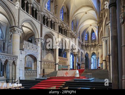 Cattedrale di Canterbury, Kent, Regno Unito. Vista della Quire guardando verso l'altare e la Cappella della Trinità. Mostra volte in pietra del XII secolo. Nessuna persona presente. Foto Stock