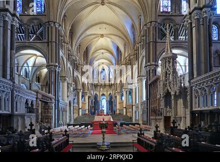 Cattedrale di Canterbury, Kent, Regno Unito. Vista della Quire guardando verso l'altare e la Cappella della Trinità. Mostra volte in pietra del XII secolo. Nessuna persona presente. Foto Stock