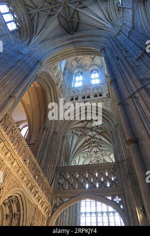 Canterbury Cathedral Kent, Regno Unito. Vista dalla trancetta principale che guarda verso la Bell Harry Tower. Mostra le volte in pietra gotica del XII secolo e le volte a ventaglio. Foto Stock