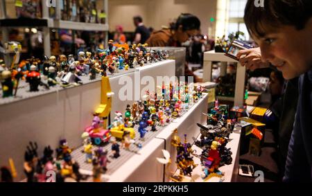 200113 -- LOS ANGELES, 13 gennaio 2020 -- i visitatori ammirano le creazioni Lego al Bricks LA di Los Angeles, negli Stati Uniti, 12 gennaio 2020. Brick LA è un convegno annuale per i tifosi dei Lego che condividono le loro arti e idee con altri appassionati di mattoni. U.S.-LOS ANGELES-LEGO CONVENTION LixYing PUBLICATIONxNOTxINxCHN Foto Stock