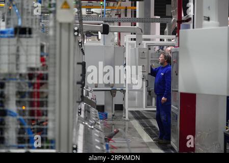 200114 -- JINGDEZHEN, 14 gennaio 2020 -- Un tecnico tedesco adegua gli impianti di produzione di porcellana a Jingdezhen, provincia del Jiangxi della Cina orientale, 9 gennaio 2020. Jingdezhen, conosciuta anche come la capitale della porcellana, è famosa per la sua elaborata lavorazione della ceramica che richiede un processo di produzione estremamente complesso. In passato, molti progettisti di porcellane giovani, competenti e ambiziosi potevano creare buoni progetti, ma avevano difficoltà a completare in modo indipendente la produzione e le vendite. D'altra parte, le imprese tradizionali che potevano produrre e vendere mancavano di nuovi progetti. Jingdezhen ex Foto Stock