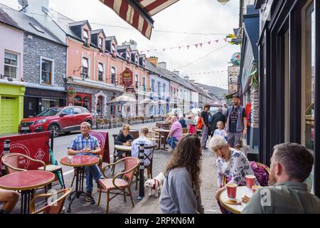 Ristoranti sulla strada principale, Kenmare, County Kerry, Irlanda, Regno Unito Foto Stock