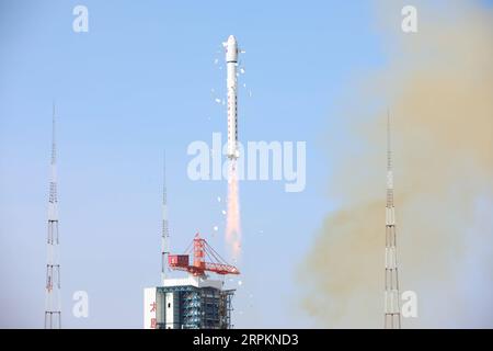 200115 -- TAIYUAN, 15 gennaio 2020 -- il nuovo satellite di telerilevamento ottico per uso commerciale Red Flag-1 H9, insieme a tre piccoli satelliti, è lanciato da un lungo razzo vettore 2D March dal Taiyuan satellite Launch Center nella provincia dello Shanxi della Cina settentrionale, 15 gennaio 2020. La Cina ha inviato un nuovo satellite ottico di telerilevamento per uso commerciale in orbita pianificata dal Taiyuan satellite Launch Center nella provincia dello Shanxi nella Cina settentrionale mercoledì mattina. Il satellite, appartenente alla famiglia di satelliti Jilin-1, chiamato anche Red Flag-1 H9, è stato lanciato da un lungo razzo vettore March-2D. Foto Stock