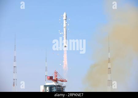 200115 -- TAIYUAN, 15 gennaio 2020 -- il nuovo satellite di telerilevamento ottico per uso commerciale Red Flag-1 H9, insieme a tre piccoli satelliti, è lanciato da un lungo razzo vettore 2D March dal Taiyuan satellite Launch Center nella provincia dello Shanxi della Cina settentrionale, 15 gennaio 2020. La Cina ha inviato un nuovo satellite ottico di telerilevamento per uso commerciale in orbita pianificata dal Taiyuan satellite Launch Center nella provincia dello Shanxi nella Cina settentrionale mercoledì mattina. Il satellite, appartenente alla famiglia di satelliti Jilin-1, chiamato anche Red Flag-1 H9, è stato lanciato da un lungo razzo vettore March-2D. Foto Stock