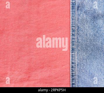 Bordi in denim blu con cuciture e texture in cotone corallo. Tessuto jeans in denim di colore azzurro e rosa. Spazio di copia per il testo Foto Stock