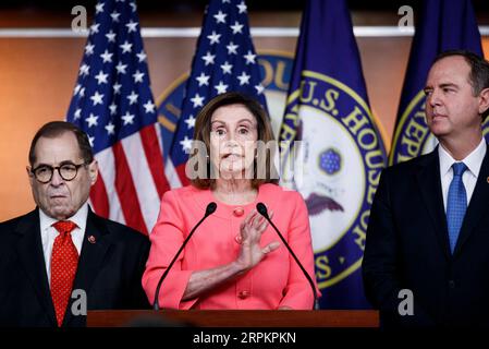 200115 -- WASHINGTON, 15 gennaio 2020 -- il presidente della camera degli Stati Uniti Nancy Pelosi C parla durante una conferenza stampa a Washington D.C., negli Stati Uniti, il 15 gennaio 2020. La camera dei rappresentanti degli Stati Uniti ha ufficialmente inviato articoli di impeachment contro il presidente Donald Trump al Senato mercoledì sera per consentire l'avvio di un processo. Foto di /Xinhua U.S.-WASHINGTON D.C.-HOUSE-TRUMP-IMPEACHMENT TingxShen PUBLICATIONxNOTxINxCHN Foto Stock