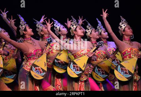 200116 -- ISTANBUL, 16 gennaio 2020 -- Performers dance in Istanbul, Turchia, 15 gennaio 2020. Uno spettacolo di danza e musica cinese che celebra il prossimo Capodanno cinese ha ottenuto grandi applausi dal pubblico di Istanbul mercoledì. Lo spettacolo, chiamato Magical Silk Road e Magnificent Longyuan, fu eseguito dalla China's Gansu Provincial Opera e dalla Gansu Province Acrobatic Troupe in un centro culturale nel distretto di Atasehir. Il programma ha caratterizzato una miscela di danza e musica tradizionale cinese, introducendo sia l'antico patrimonio culturale che la cultura moderna del paese in 16 diverse sezioni. Foto Stock