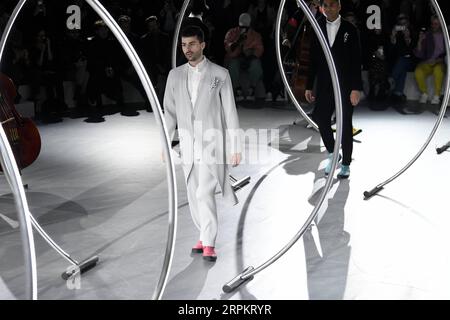 200117 -- PARIGI, 17 gennaio 2020 Xinhua -- Models presentano le creazioni delle collezioni di Issey Miyake 's Autunno/Inverno 2020/2021 durante la settimana della moda di Parigi, in Francia, 16 gennaio 2020. Foto di Piero Biasion/Xinhua FRANCE-PARIS-FASHION WEEK-ISSEY MIYAKE PUBLICATIONxNOTxINxCHN Foto Stock