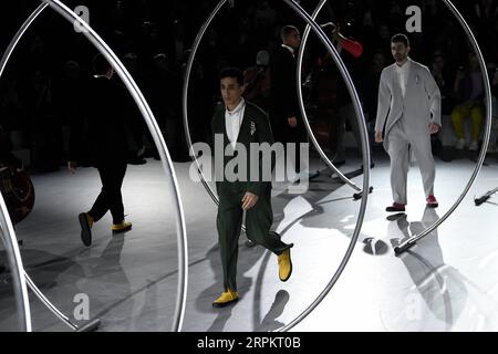 200117 -- PARIGI, 17 gennaio 2020 Xinhua -- Models presentano le creazioni delle collezioni di Issey Miyake 's Autunno/Inverno 2020/2021 durante la settimana della moda di Parigi, in Francia, 16 gennaio 2020. Foto di Piero Biasion/Xinhua FRANCE-PARIS-FASHION WEEK-ISSEY MIYAKE PUBLICATIONxNOTxINxCHN Foto Stock