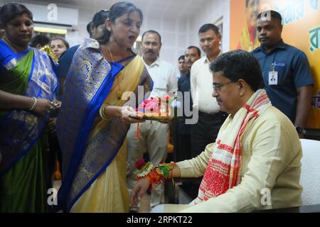 Una signora che lega rakhi e fa altri rituali al professor Tripura cm, il dottor Manik Saha, nella sua residenza ufficiale ad Agartala. Tripura, India. Foto Stock