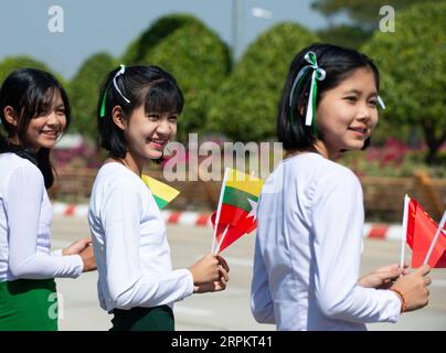 200117 -- NAY PYI TAW, 17 gennaio 2020 -- il popolo del Myanmar dà il benvenuto al presidente cinese Xi Jinping per strada a Nay Pyi Taw, Myanmar, 17 gennaio 2020. Il presidente cinese Xi Jinping è arrivato a Nay Pyi Taw venerdì per una visita di stato in Myanmar. MYANMAR-NAY PYI TAW-PRESIDENTE CINESE-POPOLO-BENVENUTO DUXYU PUBLICATIONXNOTXINXCHN Foto Stock