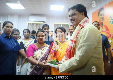 Una signora che lega rakhi e fa altri rituali al professor Tripura cm, il dottor Manik Saha, nella sua residenza ufficiale ad Agartala. Tripura, India. Foto Stock