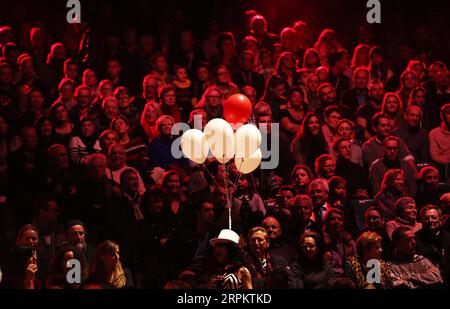 200118 -- MONTE CARLO, 18 gennaio 2020 -- il pubblico guarda il 44° Festival Internazionale del Circo di Monte-Carlo a Monaco, 17 gennaio 2020. Il festival del circo, conosciuto come uno dei più importanti eventi circensi del mondo, durerà fino al 26 gennaio. MONACO-MONTE CARLO-CIRCUS FESTIVAL GaoxJing PUBLICATIONxNOTxINxCHN Foto Stock