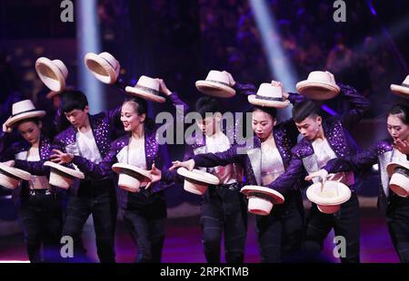 200118 -- MONTE CARLO, 18 gennaio 2020 -- Acrobats from China S Shandong Acrobatic Troupe si esibiscono al 44 ° Monte-Carlo International Circus Festival a Monaco, 17 gennaio 2020. Il festival del circo, conosciuto come uno dei più importanti eventi circensi del mondo, durerà fino al 26 gennaio. MONACO-MONTE CARLO-CIRCUS FESTIVAL GaoxJing PUBLICATIONxNOTxINxCHN Foto Stock