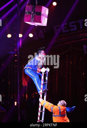 200118 -- MONTE CARLO, 18 gennaio 2020 -- Clown Henry Ayala Upper si esibisce durante il 44° Festival Internazionale del Circo di Monte-Carlo a Monaco, 17 gennaio 2020. Il festival del circo, conosciuto come uno dei più importanti eventi circensi del mondo, durerà fino al 26 gennaio. MONACO-MONTE CARLO-CIRCUS FESTIVAL GaoxJing PUBLICATIONxNOTxINxCHN Foto Stock