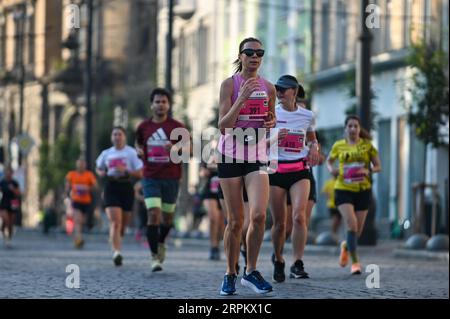 Non esclusiva: LEOPOLI, UCRAINA - 3 SETTEMBRE 2023 - i corridori sono raffigurati durante la mezza Maratona di Leopoli dell'invincibilità 2023, Leopoli, Ucraina occidentale. Foto Stock